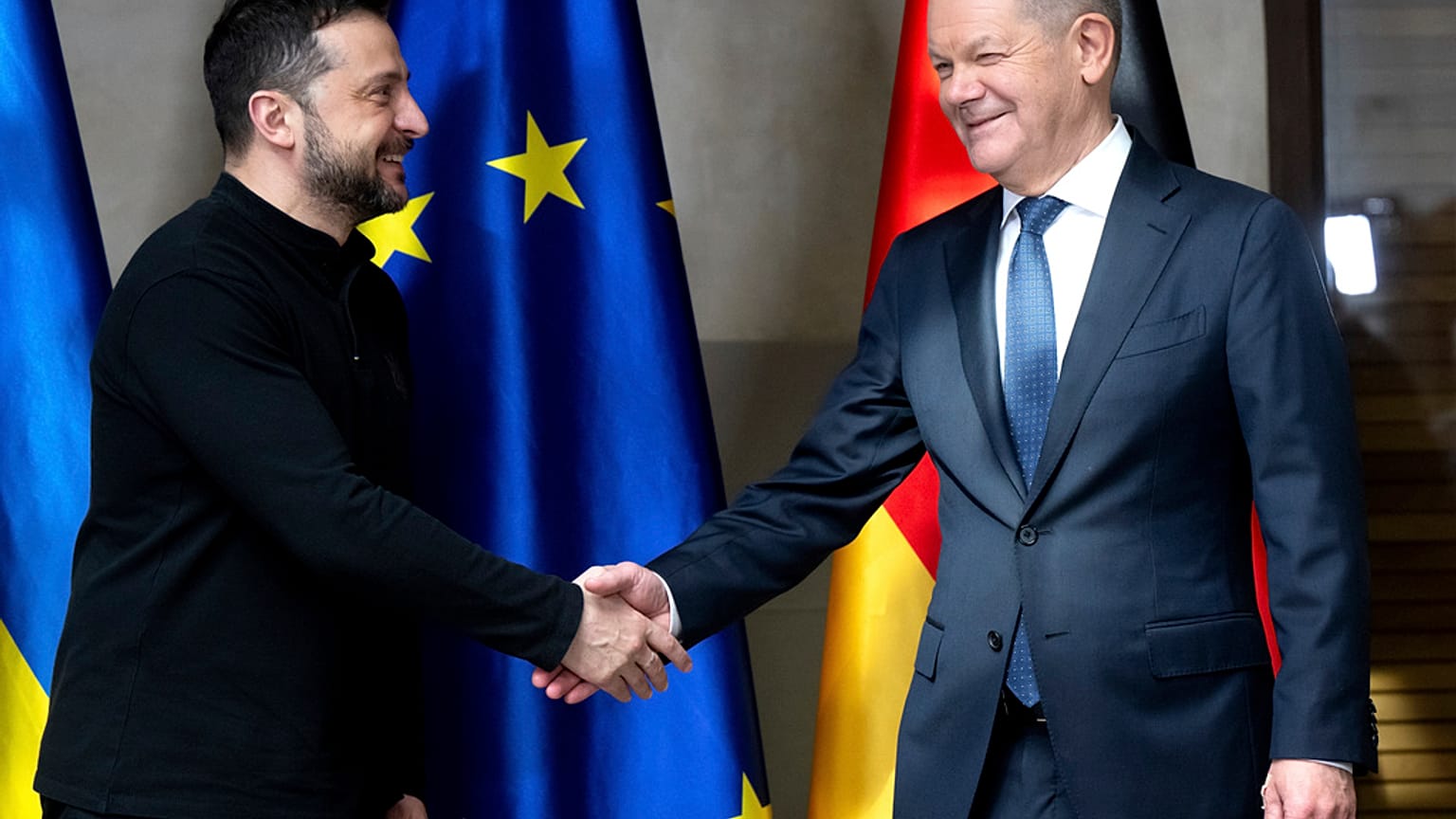 Le chancelier allemand Olaf Scholz, à droite, et le président ukrainien Volodymyr Zelensky s'entretiennent lors de la conférence de Munich sur la sécurité, le 15.02.2025