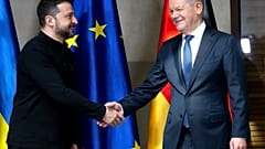 Le chancelier allemand Olaf Scholz, à droite, et le président ukrainien Volodymyr Zelensky s'entretiennent lors de la conférence de Munich sur la sécurité, le 15.02.2025