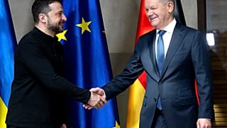 Le chancelier allemand Olaf Scholz, à droite, et le président ukrainien Volodymyr Zelensky s'entretiennent lors de la conférence de Munich sur la sécurité, le 15.02.2025