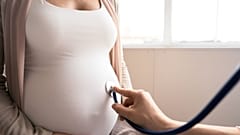 Archivo: Una mujer embarazada es examinada en una clínica.