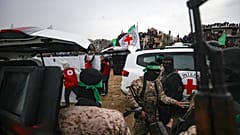 Varios militares junto a la Cruz Roja