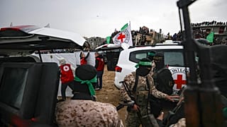 Varios militares junto a la Cruz Roja