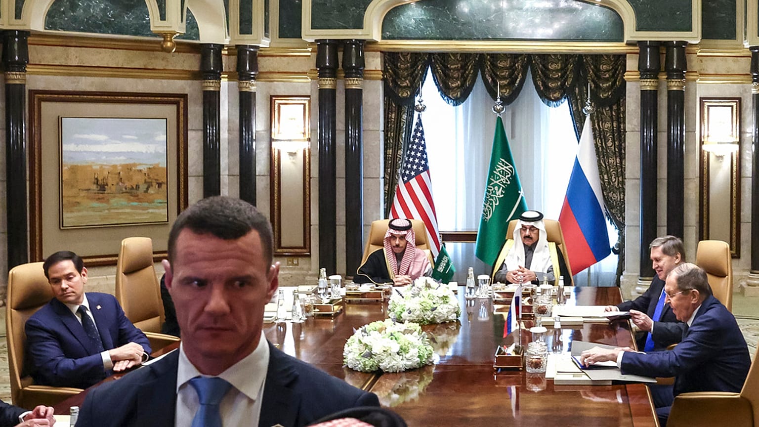 El Secretario de Estado de EE.UU., Marco Rubio (izquierda), el Ministro de Asuntos Exteriores saudí, príncipe Faisal bin Farhan Al Saud, el Consejero de Seguridad Nacional saudí, Mosaad bin Mohammad Al-Aiban, el Forei ruso