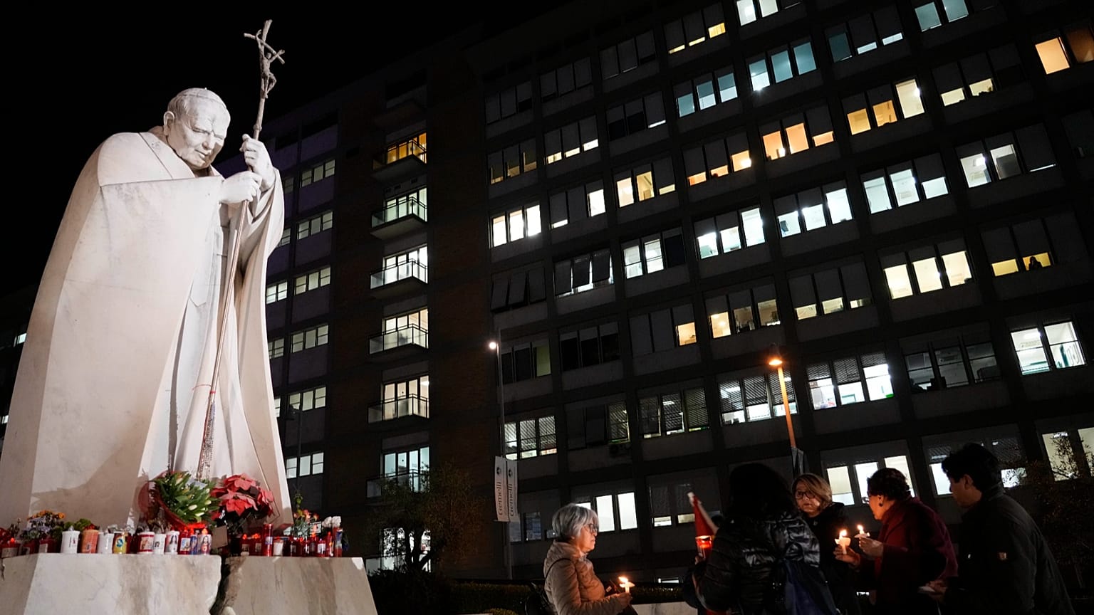 Varios fieles rezan por el Papa Francisco ante el Hospital Gemelli, en Roma, el 18 de febrero de 2025.