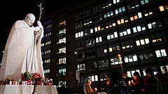 Gläubige aus Bolivien beten für Papst Franziskus vor der Poliklinik Agostino Gemelli in Rom, 18. Februar 2025