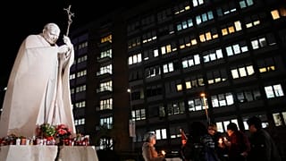 Bolivyalı inananlar Roma'daki Agostino Gemelli Polikliniği önünde Papa Francis için dua ediyor, 18 Şubat 2025