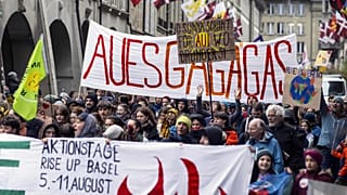 Activistas reúnem-se por ocasião do dia mundial da greve climática, sexta-feira, 19 de abril de 2024, em Berna, na Suíça.