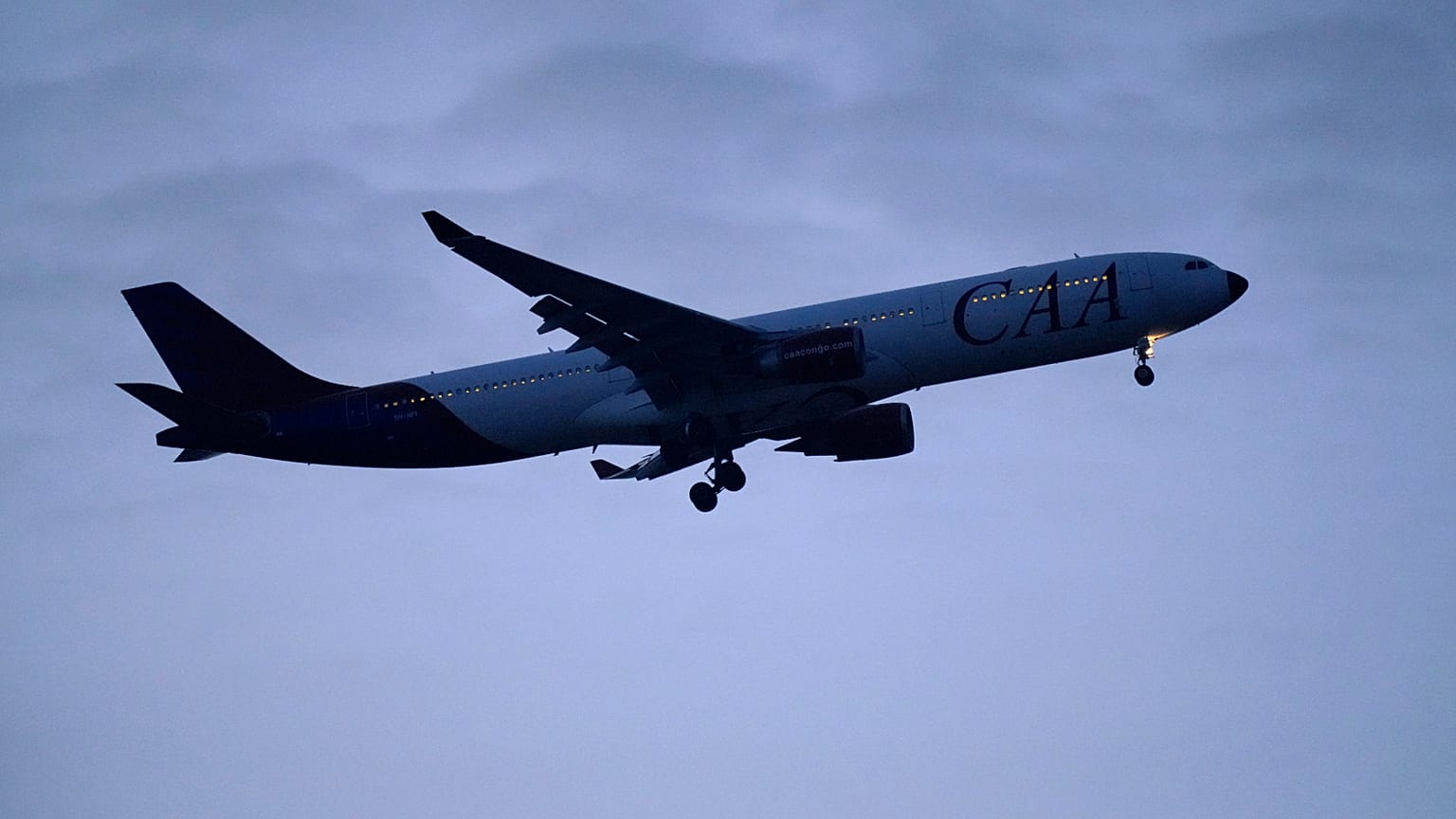 CAA, Compagnie Africaine d'Aviation üniformalı bir Hi Fly Airbus A330 gece çökerken Lizbon'a iniş için yaklaşıyor. 2 Ocak 2025.