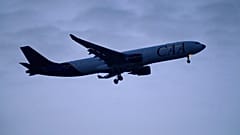 CAA, Compagnie Africaine d'Aviation üniformalı bir Hi Fly Airbus A330 gece çökerken Lizbon'a iniş için yaklaşıyor. 2 Ocak 2025.