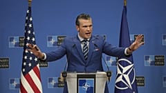 Pete Hegseth amerikai védelmi miniszter a NATO védelmi minisztereinek brüsszeli ülésén