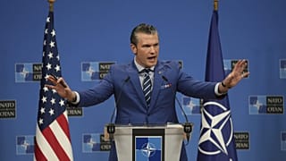 Pete Hegseth amerikai védelmi miniszter a NATO védelmi minisztereinek brüsszeli ülésén
