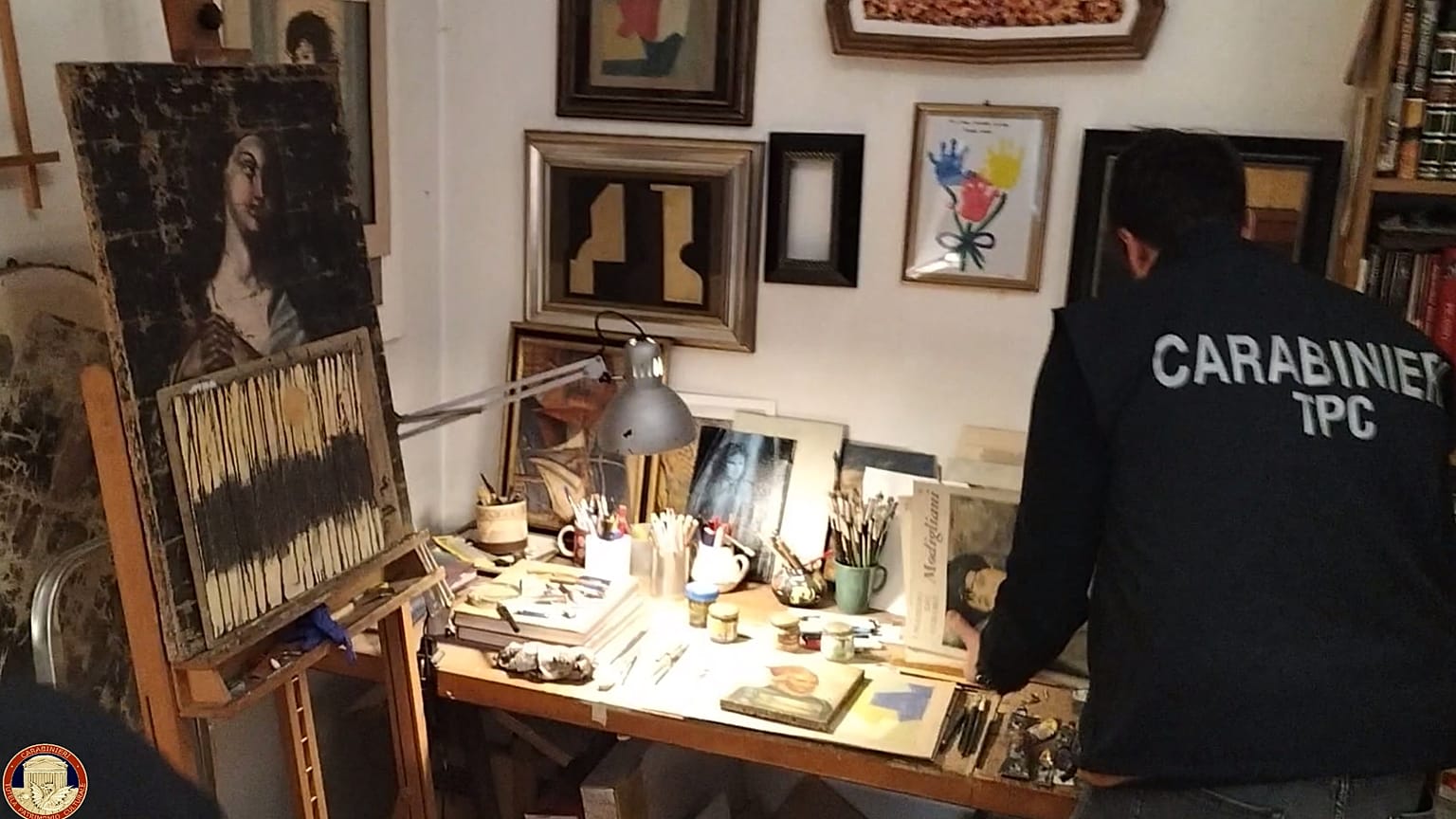 La polizia italiana scopre un laboratorio segreto di contraffazione artistica a Roma
