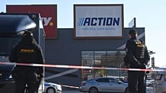 Polizeibeamte stehen vor einem Einkaufszentrum in Hradec Králové Wache, nachdem zwei Frauen bei einem Messerangriff getötet wurden, 20. Februar 2025
