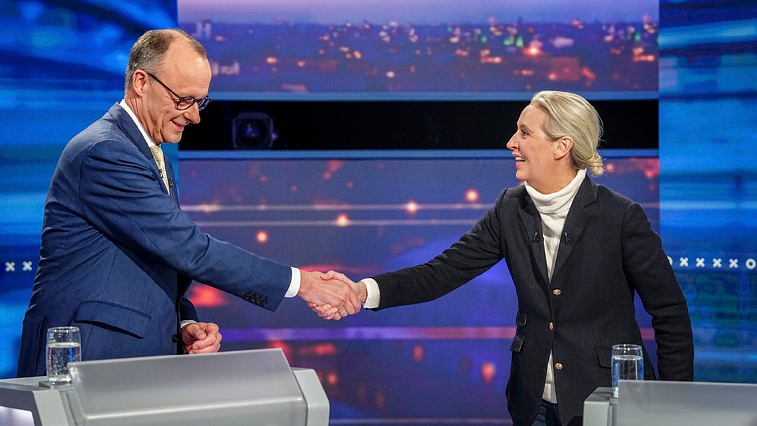 CDU lideri Friedrich Merz (solda) ve Almanya için Alternatif (AFD) lideri Alice Weidel (sağda), 16 Şubat'ta Berlin'de adayların katıldığı bir televizyon programında yer aldı.