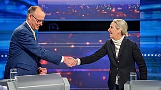 CDU lideri Friedrich Merz (solda) ve Almanya için Alternatif (AFD) lideri Alice Weidel (sağda), 16 Şubat'ta Berlin'de adayların katıldığı bir televizyon programında yer aldı.