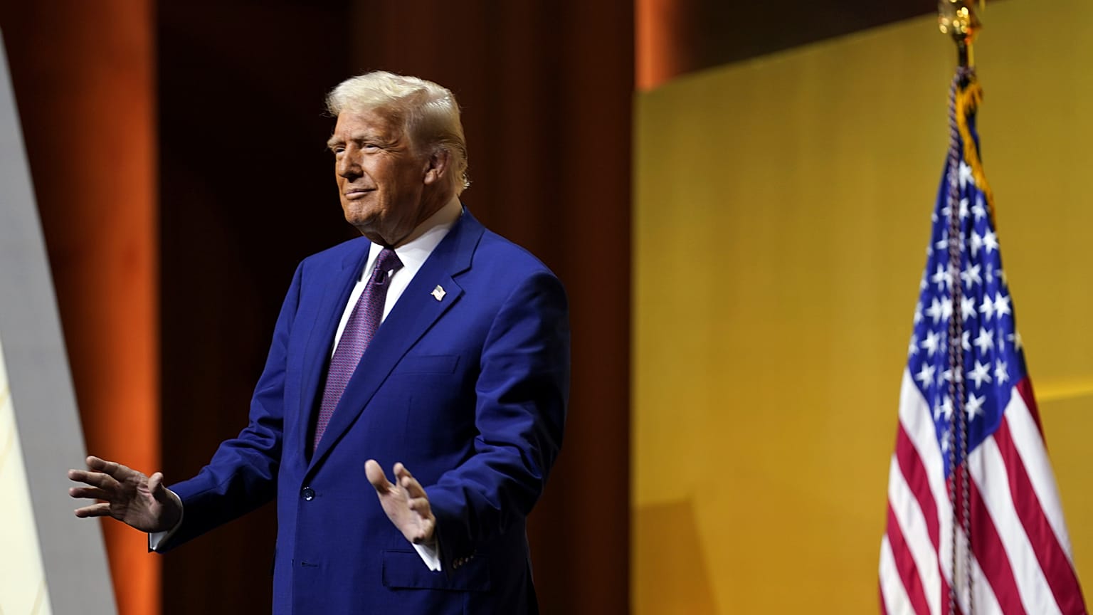 Donald elnök érkezik, hogy beszédet mondjon a Republikánus Kormányzók Szövetségének ülésén a washingtoni Nemzeti Építészeti Múzeumban 2025. február 20-án, csütörtökön.  