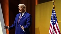 Präsident Donald kommt an, um auf der Tagung der Republikanischen Gouverneursvereinigung im National Building Museum in Washington zu sprechen, Donnerstag, 20. Februar 2025.  