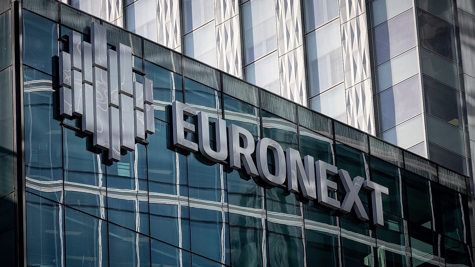 Imagen del logotipo de Euronext en su sede del barrio de negocios de La Defense, en Courbevoie, cerca de París,