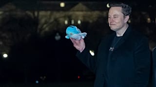 Elon Musk, 19 Şubat 2025 Çarşamba günü Washington'daki Beyaz Saray'ın Güney Çimleri'nde bir Air Force maketini elinde tutuyor