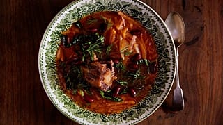 Imagen de un cuenco con la tradicional sopa borsch cocinada por Olia Hercules.