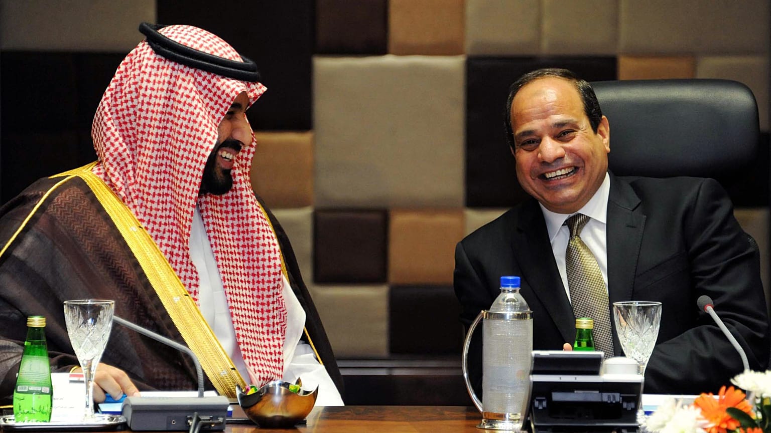  الرئيس المصري عبد الفتاح السيسي، إلى اليمين، يستقبل ولي العهد السعودي الأمير محمد بن سلمان في القصر الرئاسي في القاهرة، مصر،  الثلاثاء 14 أبريل 2015