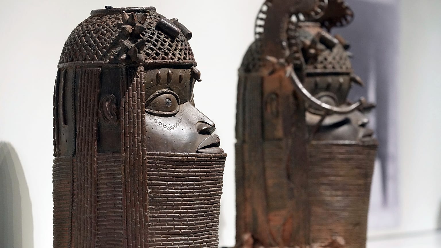 Afrika'da sömürge döneminde çalınan Benin Bronzları, 15 Eylül 2022 Perşembe günü Almanya'nın Berlin kentinde sergileniyor. 