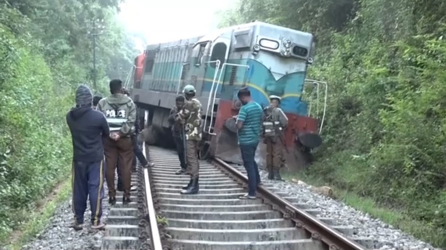 Il treno deragliato dopo lo scontro con un branco di elefanti nello Sri Lanka
