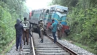 Il treno deragliato dopo lo scontro con un branco di elefanti nello Sri Lanka