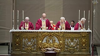 Hosszú évszázadokra visszanyúló hagyományok kísérik egy pápa halálát, és utódjának kiválasztását