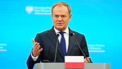 Donald Tusk hat die Beschlagnahmung des eingefrorenen russischen Vermögens gefordert.