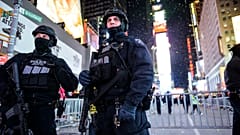 Oficiales de la Unidad de Servicios de Emergencia de la Policía de la Ciudad de Nueva York hacen guardia en Times Square