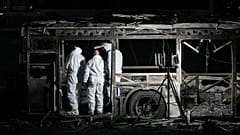 Израильская полиция осматривает место взрыва в одном из автобусов в Бат-Яме, в центральной части Израиля, 20 февраля 2025 г.