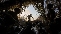 DATEI - Ukrainische Soldaten bereiten sich auf den Beschuss russischer Stellungen an der Frontlinie in der Region Donezk, Ukraine, vor, Mittwoch, 21. August 2024