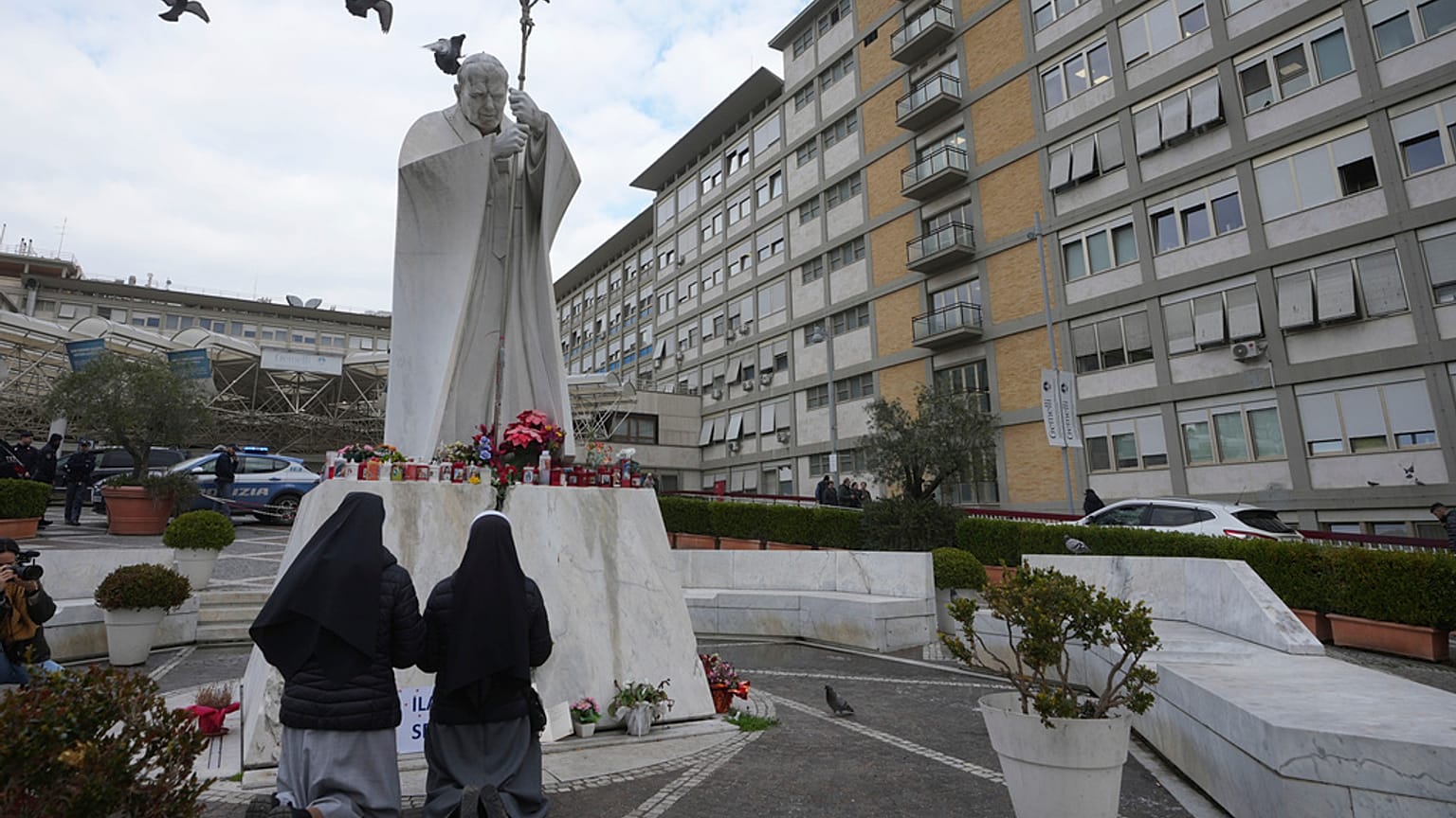  Schwestern beten für Papst Franziskus vor der Statue von Johannes Paul II. im Allgemeinen Krankenhaus Agostino Gemelli, Rom, Donnerstag, 20. Februar 2025