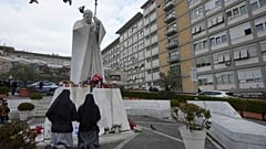   Schwestern beten für Papst Franziskus vor der Statue von Johannes Paul II. im Allgemeinen Krankenhaus Agostino Gemelli, Rom, Donnerstag, 20. Februar 2025