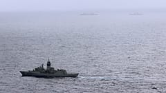  HMAS (Majestelerinin Avustralya Gemisi) Arunta, solda, Halk Kurtuluş Ordusu-Donanma Jiangkai sınıfı fırkateyn Hengyang ve Fuchi sınıfı bir ikmal gemisini gölgeliyor.