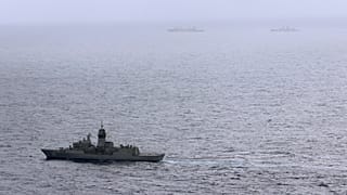 السفينة الأسترالية HMAS Arunta تراقب الفرقاطة الصينية Hengyang وسفينة إمداد من فئة فوتشي.