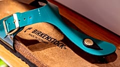 Eine Birkenstock-Sandale ist in einem Birkenstock-Geschäft in Frankfurt am Main abgebildet, 4. Oktober 2023.