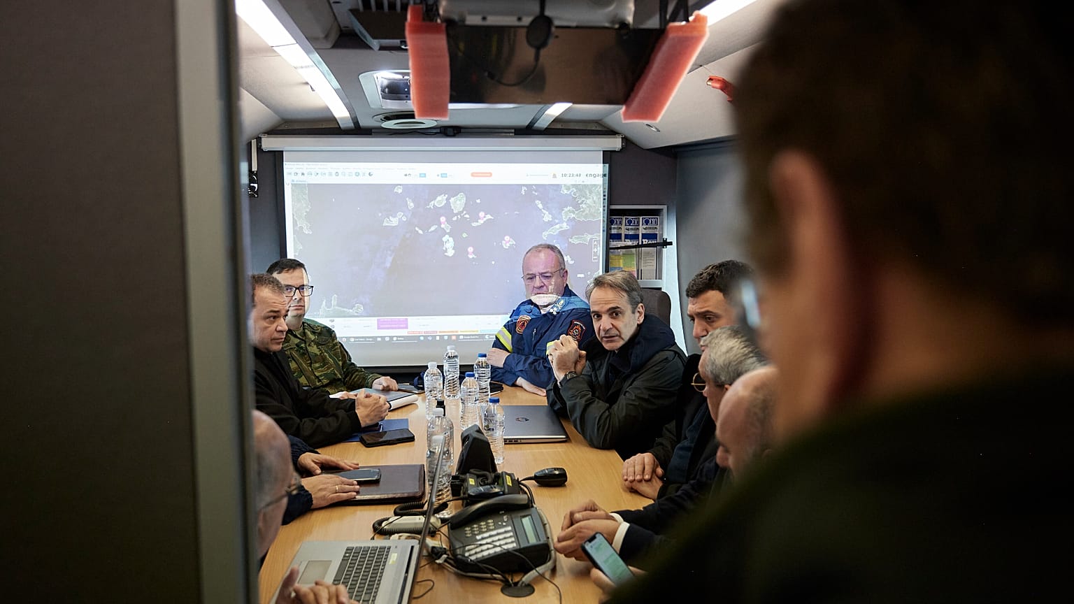 Le Premier ministre grec Kyriakos Mitsotakis, au centre, s'informe lors de sa visite au siège temporaire des services d'urgence, le vendredi 7 février 2025.