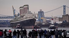 El SS United States es remolcado por el río Delaware entre Pensilvania y Nueva Jersey, desde Filadelfia.