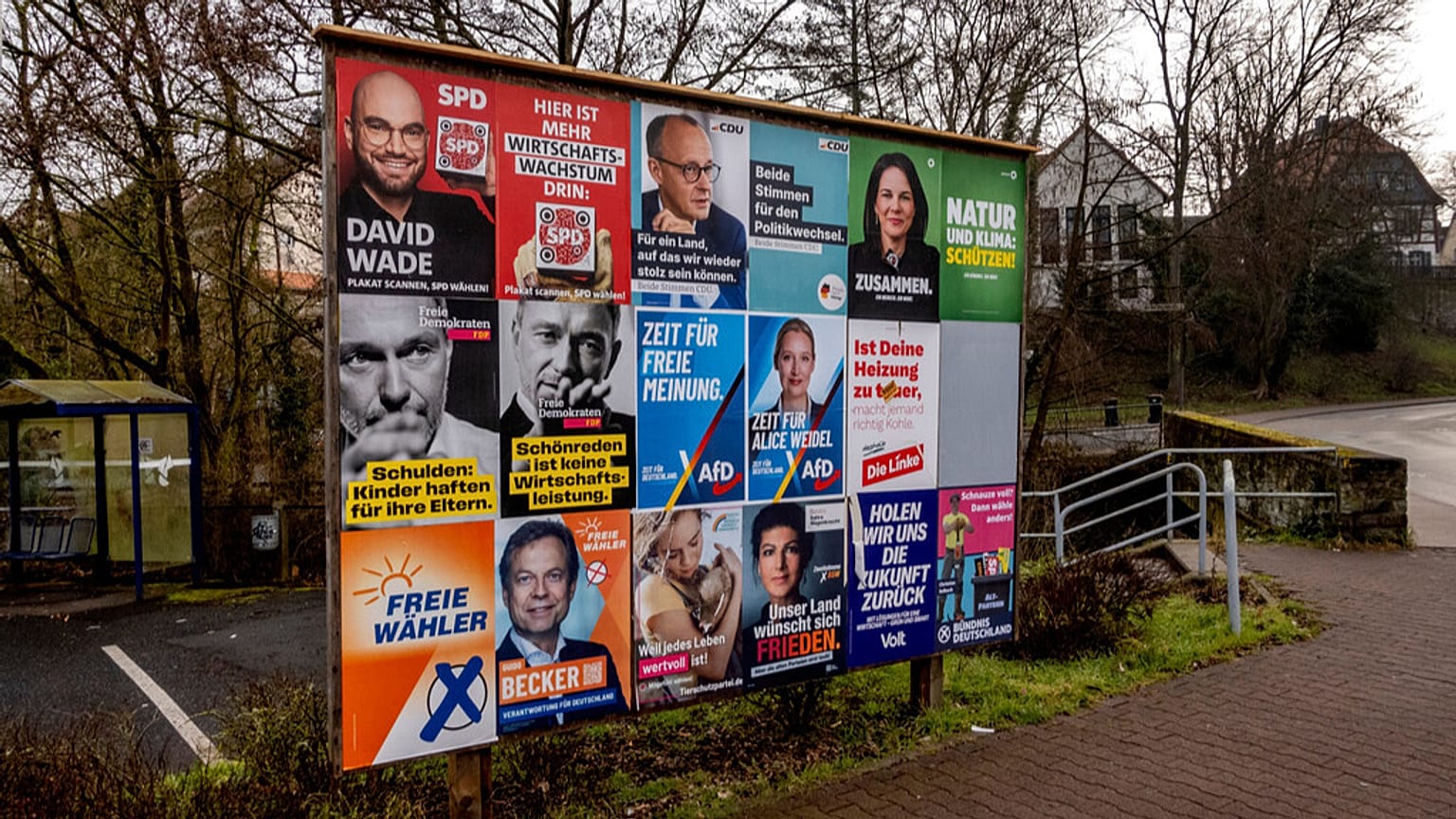 Carteles electorales de varios partidos cerca de Frankfurt, Alemania, el viernes 21 de febrero de 2025.