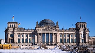 Schnee bedeckt den Boden vor dem Reichstagsgebäude, dem Sitz des Deutschen Bundestages in Berlin, Deutschland, Mittwoch, 19. Februar 2025.