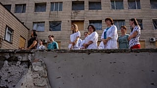 Trabajadores médicos junto al hospital infantil Okhmatdyt de Kiev, lugar del ataque con misiles rusos en julio de 2024.