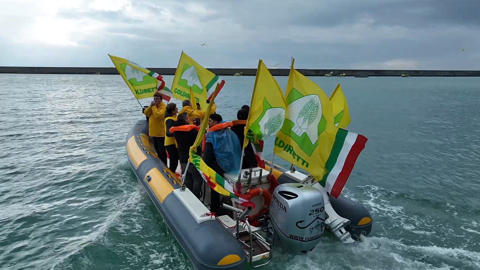 La protesta degli iscritti della Coldiretti nel porto di Civitavecchia 