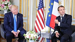 الرئيس الأمريكي دونالد ترامب، على اليسار، يستمع إلى الرئيس الفرنسي إيمانويل ماكرون خلال اجتماع في مقر محافظة كان، نورماندي، فرنسا، يوم الخميس 6 يونيو 2019.