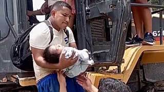 Evacuation of a father and his child during torrential rains in Nazca, Peru, 20.02.2025