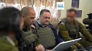وزير الدفاع الإسرائيلي، إسرائيل كاتس داخل أحد المنازل برفقة قوات الجيش