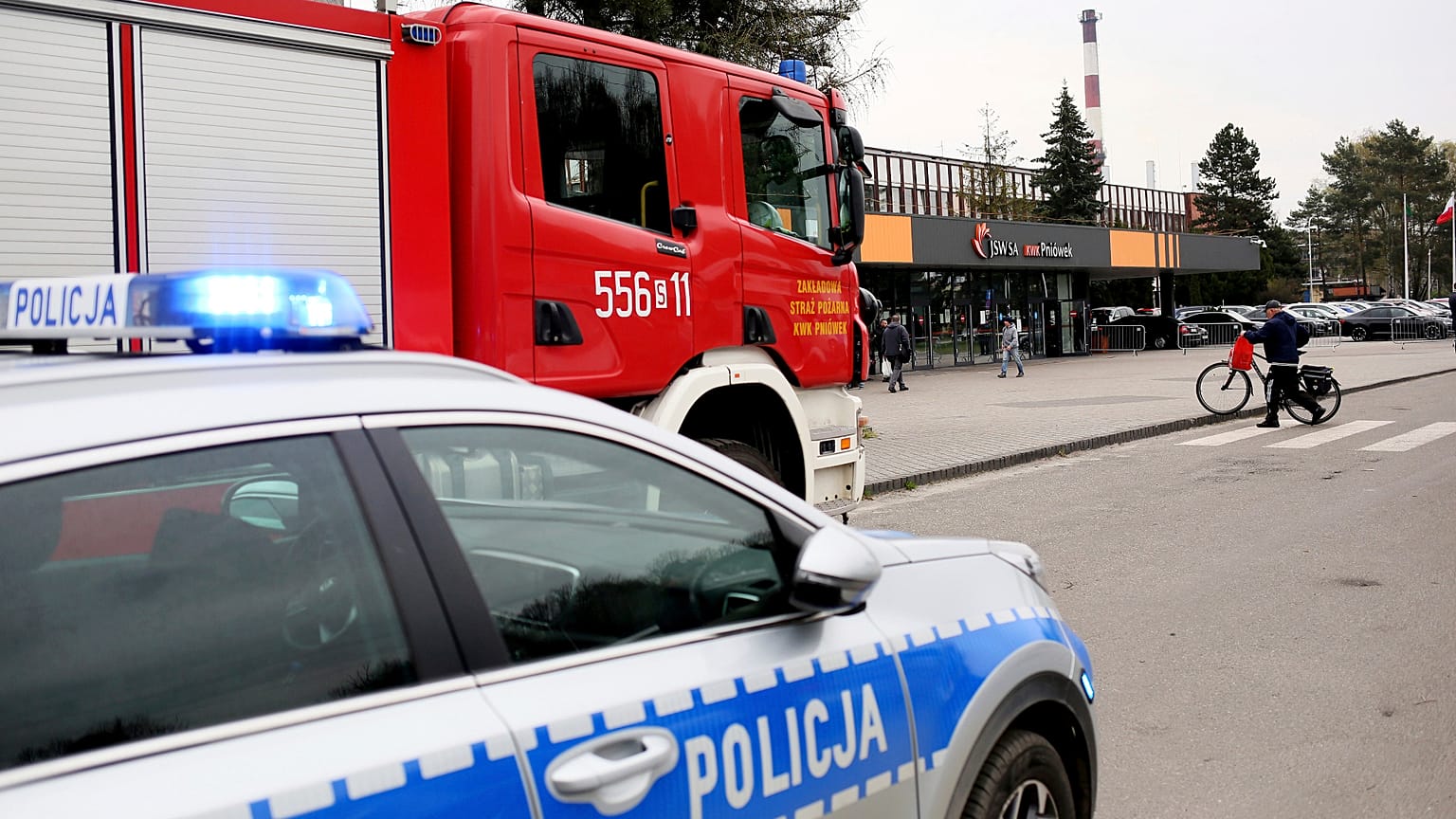 Um carro da polícia polaca e um carro de bombeiros.