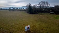 Ein Wahlplakat mit dem CDU-Kanzlerkandidaten Friedrich Metz steht auf einer Wiese in Neu-Anspach bei Frankfurt, 21. Februar 2025