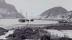 Watermouth Körfezi, Devon. Liman kolunun karşısında demirlemiş yelkenli tekneler ile uzaktan denize doğru bakıyor. Bilinmeyen fotoğrafçı, 1860-1900 arası.